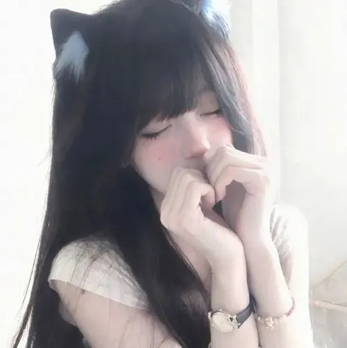 Mỹ nhân nằm ghế dài ngoài trời dùng tờ báo che miệng, tóc wavy nâu, váy maxi linen bay nhẹ trong gió.