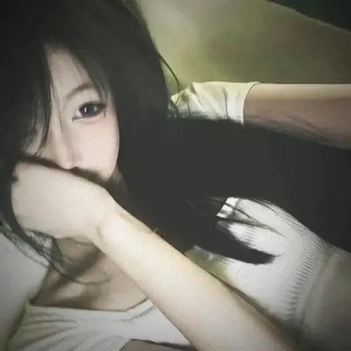 Hot girl ẩn mình đứng trước gương lớn dùng son môi che miệng, tóc dài straight đen, đầm body đỏ quyến rũ.