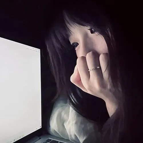 Gái xinh không lộ diện ngồi ghế sắt công viên dùng lá cây che miệng, tóc highlight xanh nhẹ, hoodie crop trắng năng động.