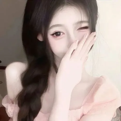 Thiếu nữ nằm trên thảm picnic dùng giỏ trái cây che miệng, tóc xoăn nhẹ, váy voan trắng bay trong nắng vàng.