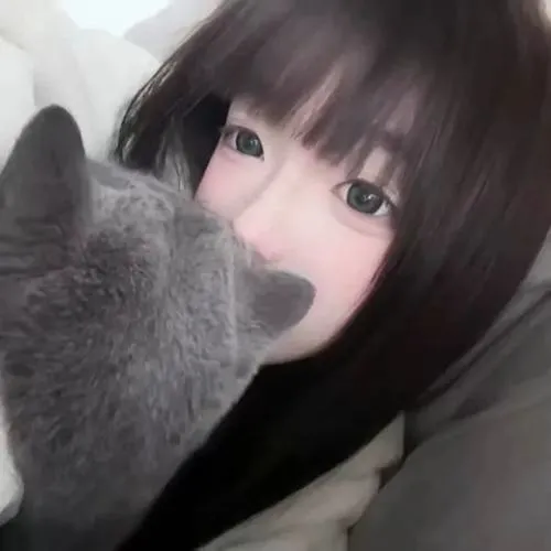 Mỹ nhân che diện đứng hành lang dùng hộp quà che miệng, tóc bob ngắn uốn, áo vest be thanh lịch.