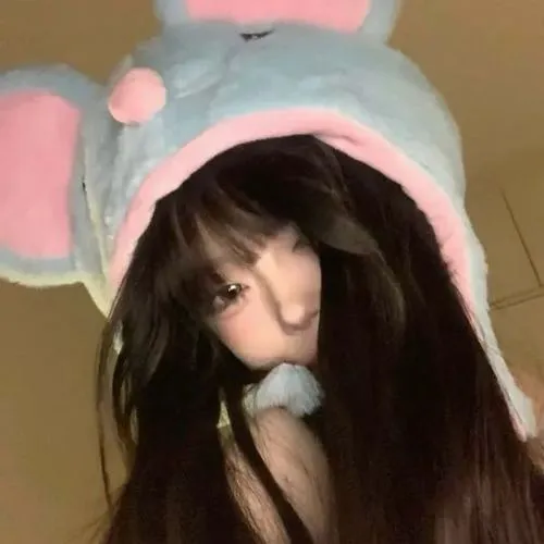 Người đẹp không lộ diện đứng trước bảng menu quán ăn dùng tờ giấy che mặt, tóc wavy nâu dài, váy midi linen nhẹ nhàng.