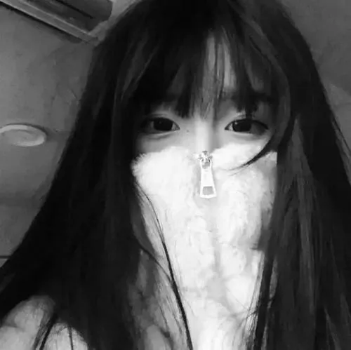 Gái xinh ngồi thang máy cầm điện thoại che miệng, tóc bob nhuộm ash, áo blouse trắng phối quần âu đen thanh lịch.