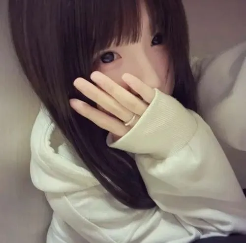 Mỹ nhân giấu mặt nằm võng ngoài hiên dùng quạt giấy che miệng, tóc dài xõa tung, áo maxi hoa nhí bay trong gió chiều.