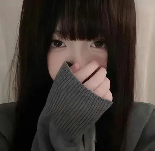 Hot girl đứng sân thượng dùng kính râm che miệng, tóc highlight bạc óng ả, áo crop top da khoe vai tròn.