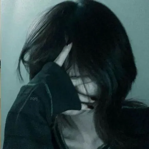 Thiếu nữ che mặt bằng cuốn lịch treo tường trong phòng vintage, tóc búi lỏng lẻo, áo len cardigan dài tay ấm áp.