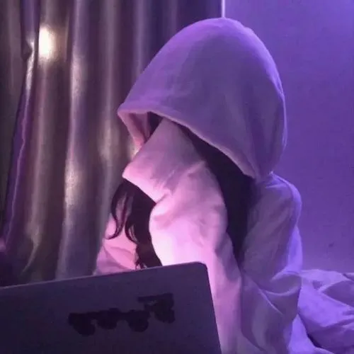 Ảnh gái xinh ngồi ghế beanbag cầm bình nước che miệng, tóc dài layer nhẹ, áo tank top trắng phối shorts denim.