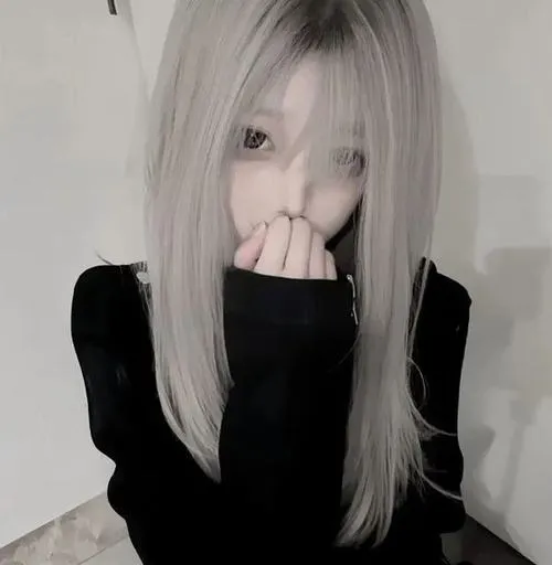 Gái đẹp ẩn mặt đứng cạnh xe đạp dùng mũ nón che miệng, tóc dài đen óng ả, áo sơ mi oversize khoe dáng cao ráo.