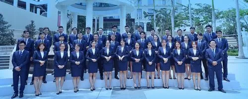 Ảnh nhân viên đẹp ghi lại đại gia đình công ty xếp đội hình đông đủ trong hội trường lớn, đồng phục xanh đồng bộ giúp tổng thể trông cực kỳ chuyên nghiệp và gắn kết