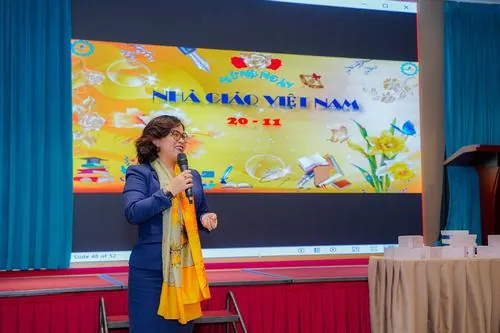 Tập thể nhân sự đứng thành hàng trên sân khấu ánh sáng rực rỡ, ai cũng giữ dáng nghiêm túc và nở nụ cười tự tin trước backdrop sự kiện nổi bật