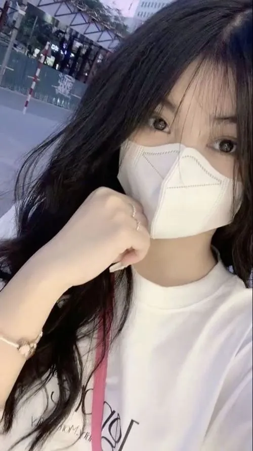 Ngam nhan sac thieu nu che mat qua guong cuc chat 14