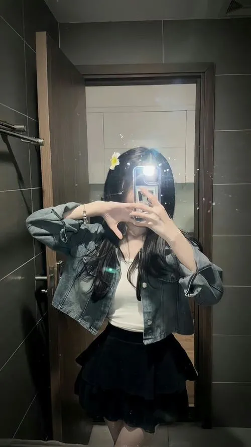 Ngam nhan sac thieu nu che mat qua guong cuc chat 17