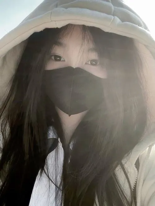 Ngam nhan sac thieu nu che mat qua guong cuc chat 20