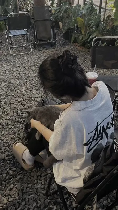 Ngam nhan sac thieu nu che mat qua guong cuc chat 4