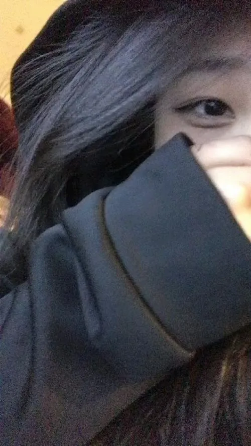 Ngam nhan sac thieu nu che mat qua guong cuc chat 8