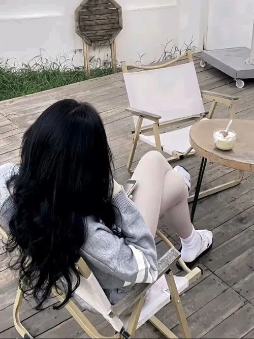 Ngam nhan sac thieu nu che mat qua guong cuc chat 9