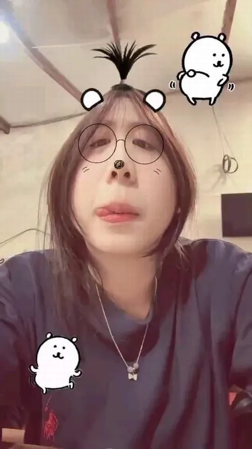 Cô nàng trong gương tự sướng mặc áo tối màu với mái tóc dài buông.