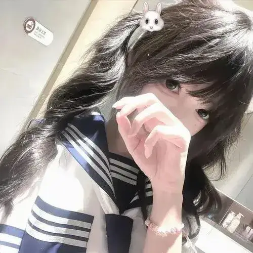 Nhung mau anh gai xinh che mat khoe dang nuot na 1