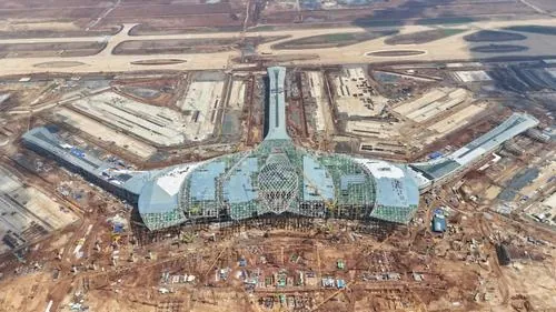 Ảnh sân bay phối cảnh nhà ga nhìn từ xa với các cánh sen tỏa tròn, xung quanh là đường băng và cây xanh, tổng thể cảng hàng không quốc tế Long Thành khá đẹp và cân đối