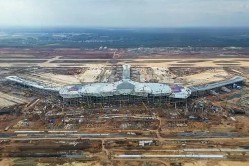 Ảnh nhà ga phối cảnh ban ngày với ánh sáng đều, các cánh sen mở rộng tạo điểm nhấn cho khu trung tâm sân bay quốc tế mới phía Nam nhìn khá đẹp