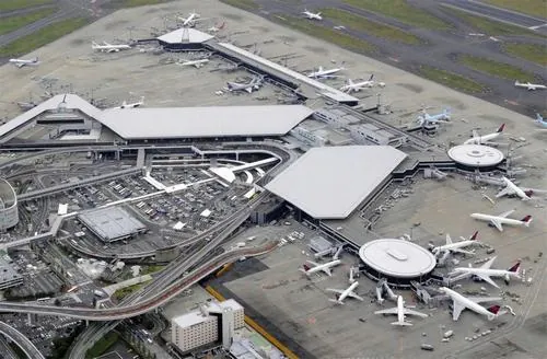 Ảnh đại công trường chụp khu vực nền đất rộng với các khối công trình đang dựng, màu nâu đỏ đặc trưng làm nổi bật tiến độ xây dựng sân bay Long Thành