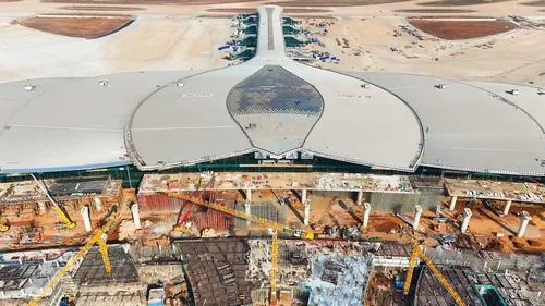 Góc đêm từ trên cao với ánh đèn rực sáng khắp khu nhà ga và đường băng, toàn cảnh cửa ngõ bầu trời Long Thành mang vẻ đẹp sang trọng và hơi hướng luxury