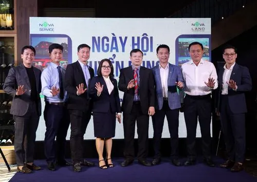 Ảnh cán bộ nhân viên Novaland chụp tập thể cùng lãnh đạo trong không gian sự kiện, vest chỉn chu và tư thế đứng nghiêm mang vẻ đĩnh đạc
