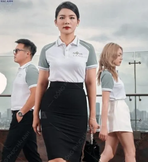 Ảnh nhân viên bất động sản Novaland ghi lại nam nhân viên bước phía trước với dáng đi mạnh mẽ, phía sau là đồng nghiệp nữ tạo bố cục rất hiện đại