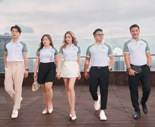 Dàn nam nữ đứng thành hàng trước nền trắng tối giản, phối sơ mi cùng chân váy và quần âu mang vẻ thanh lịch rất dễ nhìn