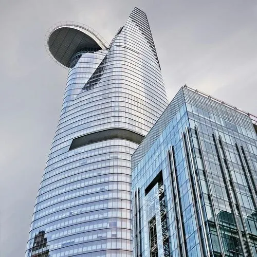 Ảnh chụp lúc trời nhiều mây chuyển động, phần nền liên tục thay đổi khiến tòa nhà trở thành điểm cố định đầy ấn tượng