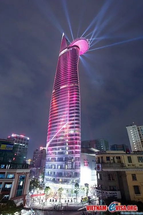 Góc máy thấp sát mặt đường với Bitexco vươn lên phía trên, tạo cảm giác chiều cao được nhấn mạnh rõ rệt