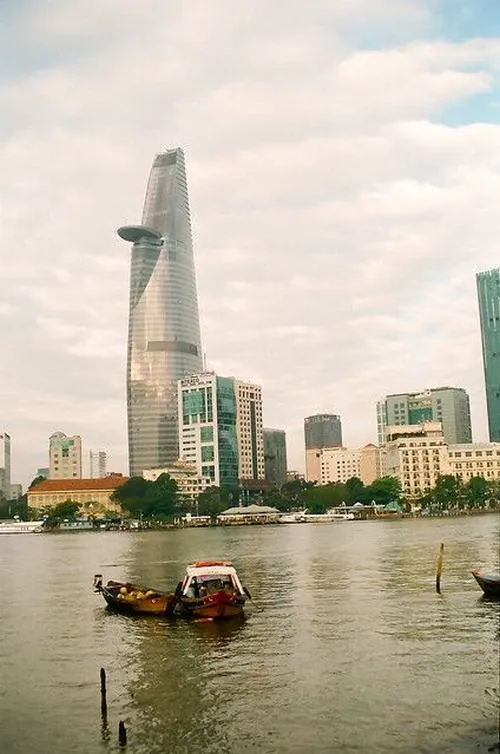 Ảnh chụp lúc trời xanh đậm, màu kính phản chiếu tạo sự đồng điệu khiến tổng thể rất hài hòa và dễ nhìn