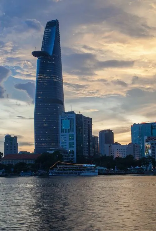 Một góc nhìn qua lan can cầu với Bitexco phía xa, các đường thẳng tạo khung tự nhiên cho bức ảnh thêm phần gọn gàng