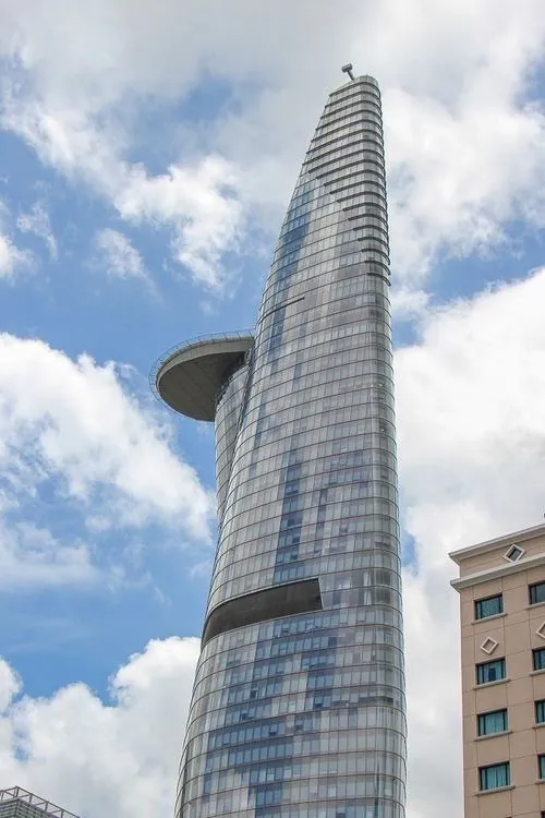 Khoảnh khắc trời vừa tắt nắng, ánh sáng còn sót lại khiến tòa nhà mang tông màu dịu nhẹ và rất dễ chịu