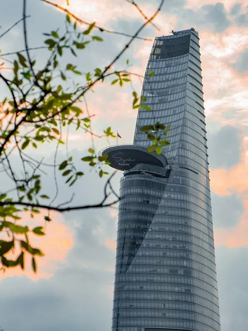 Góc chụp ngang với các tòa nhà thấp hơn phía trước, Bitexco nổi lên phía sau như một điểm nhấn rõ ràng