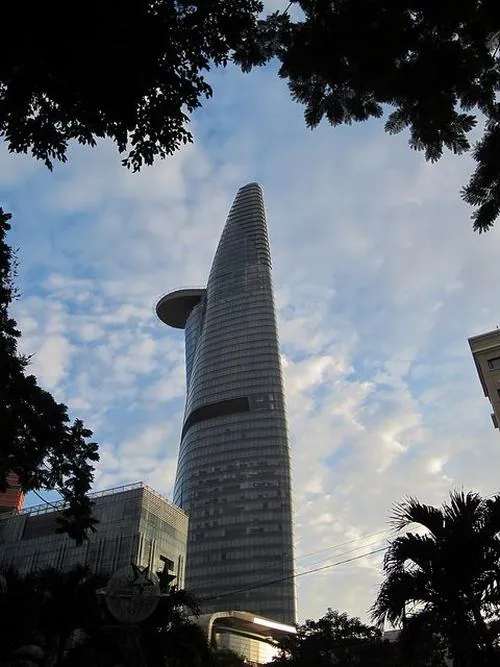 Ảnh chụp qua gương chiếu hậu xe máy tạo hiệu ứng lạ, tòa tháp xuất hiện trong một khung nhỏ nhưng vẫn đủ nổi bật