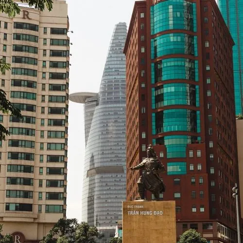 Khung cảnh sáng sớm với ít người qua lại, Bitexco đứng yên giữa không gian tĩnh tạo cảm giác nhẹ nhàng