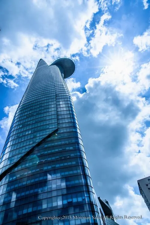 Một khoảnh khắc mưa nhẹ làm bề mặt kính của tháp tài chính ánh lên từng giọt nước, khiến tổng thể trông mềm mại và rất đời