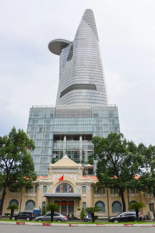 Góc chụp từ trong xe nhìn ra, Bitexco xuất hiện giữa dòng xe cộ đông đúc, mang lại cảm giác nhịp sống thành phố rất rõ ràng