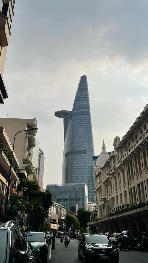 Một bức ảnh chụp lúc trời âm u, Bitexco mang tông màu trầm hơn, tạo cảm giác khác biệt và có phần lặng hơn so với thường ngày