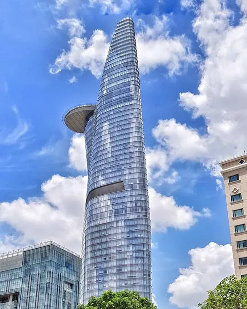 Góc nhìn từ ban công cao tầng với Bitexco ở xa, không gian mở rộng tạo cảm giác thoáng và dễ chịu khi nhìn tổng thể thành phố