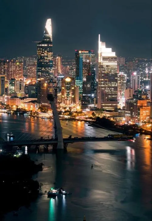 Ảnh chụp qua lớp kính cửa sổ tạo thêm một lớp phản chiếu nhẹ, khiến tòa tháp như nhân đôi và mang lại hiệu ứng thị giác thú vị