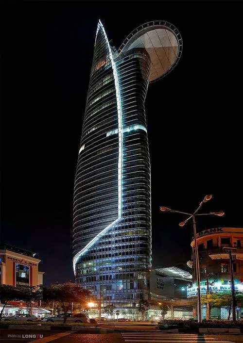 Khoảnh khắc ánh nắng cuối ngày chỉ chiếu vào một phần thân tháp, tạo sự tương phản sáng tối rõ rệt và làm nổi bật hình khối