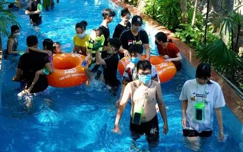 Góc khuất ít người với hàng cây rợp bóng, vài chiếc phao nằm yên trên mặt nước tạo nên khung hình rất chill