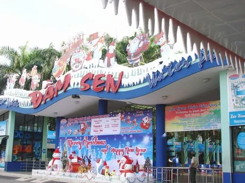 Một góc cầu tuột dành cho trẻ nhỏ với màu sắc tươi sáng, nước chảy nhẹ tạo khung hình vui mắt và thân thiện