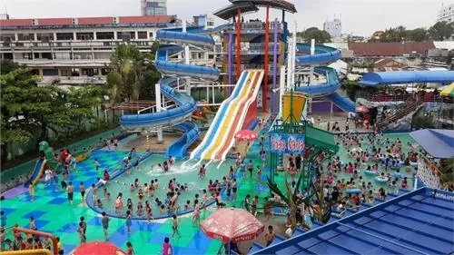 Quầy thuê đồ bơi bày biện gọn gàng, nhiều màu sắc bắt mắt tạo điểm nhấn nhỏ nhưng thú vị trong tổng thể khu vui chơi