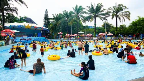 Làn nước chảy nhẹ quanh dòng sông lười, người nằm thư giãn trôi chậm dưới nắng, tạo cảm giác nghỉ ngơi đúng nghĩa