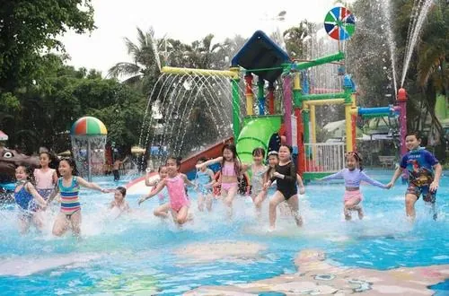 Khu tắm tráng với nhiều vòi nước hoạt động liên tục, khách xếp hàng gọn gàng trước khi vào khu chính