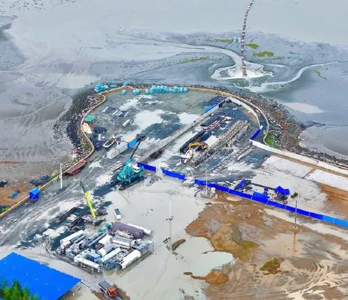 Ảnh dự án Vinhomes Cần Giờ toàn cảnh công trường nhìn từ trên cao với các dải đất lấn biển đang định hình rõ ràng, mặt nước bao quanh tạo cảm giác rộng và khá đẹp