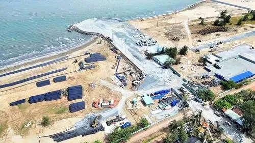 Toàn cảnh khu thi công nhìn từ xa với các dải đất uốn nhẹ theo bờ biển, màu sắc tự nhiên hài hòa khiến tổng thể trông khá đẹp và dễ hình dung quy hoạch